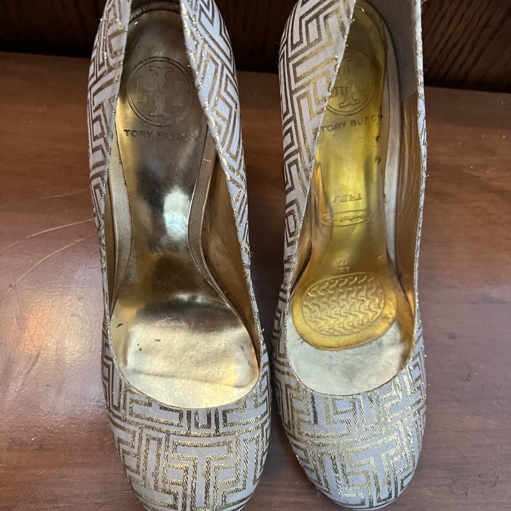 Tory Burch Gold “T” heel size 10